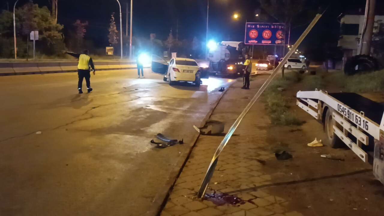 Otomobil çekiciye çarptı! Araçtan fırlayan kadın sürücü öldü 1